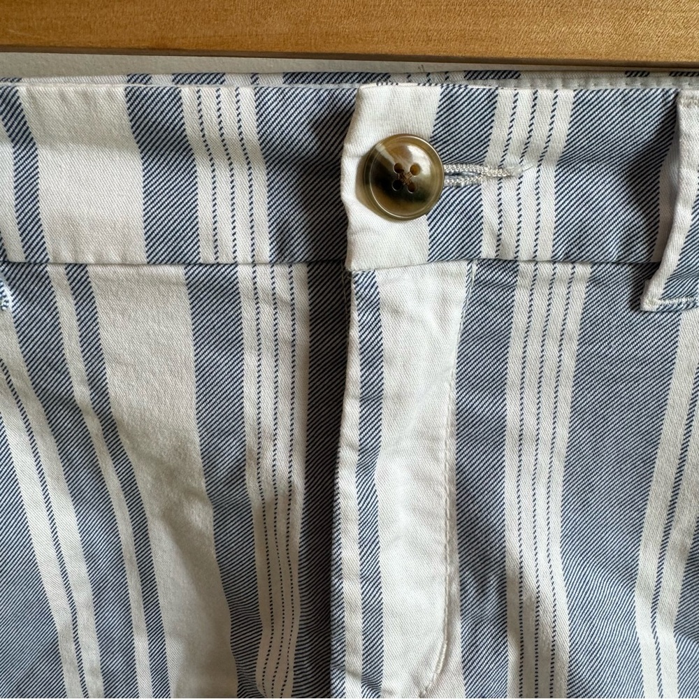 Old Navy White and Blue Strip Everyday Shorts Size 8 - Picture 2 of 7